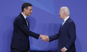 El presidente del Gobierno, Pedro Sánchez (i) saluda al presidente de Estados Unidos, Joe Biden, durante la primera jornada de la cumbre de la OTAN que se celebra este miércoles en el recinto de Ifema, en Madrid