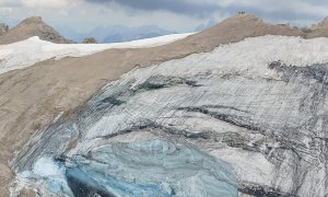 Los rescatistas buscan víctimas después de que una gran parte de un glaciar se desprendiera y sepultara a un grupo de excursionistas en la montaña Marmolada, Italia.