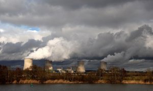 Una vista general muestra las cuatro torres de enfriamiento y los reactores de la planta de energía nuclear de EDF en Cattenom, Francia.