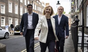 La secretaria de Relaciones Exteriores británica Liz Truss (C) llega para un eventoen el centro de Londres, Gran Bretaña.