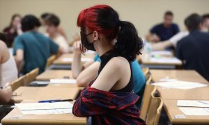 05/07/2022-Una estudiante realiza uno de los exámenes de la EBAU en la Facultad de Matemáticas de la Universidad Complutense de Madrid, a 5 de julio de 2022, en Madrid.