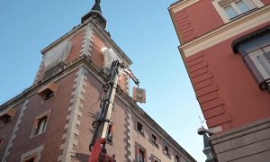 03/03/2022 Una grúa carga con uno de los escudos franquistas retirados de la fachada de la sede histórica del Ministerio de Asuntos Exteriores