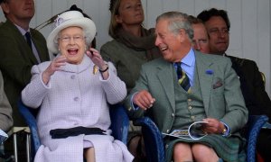 Fotografía de septiembre de2012, de la reina Isabel II y el príncipe Carlos, animando a los participantes en una carrera de sacos en los tradicionales juegos de Braemar Gathering, enEscocia. REUTERS/Russell Cheyne