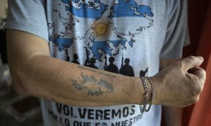 Un veterano de la guerra de las Malvinas argentinas muestra su brazo tatuado en el que se puede leer "Prohibido olvidar", en Pilar, provincia de Buenos Aires, a 7 de marzo. 2022.