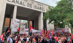 Trabajadoras y trabajadores del Servicio de Atención al Cliente del Canal Isabel II protestan frente a su sede en Madrid ante el riesgo de perder sus condiciones laborales.