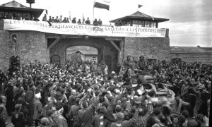Prisioneros liberados del campo de concentración nazi de Mauthausen bajo la pancarta hecha por los españoles republicanos.