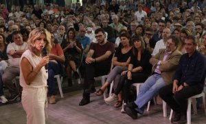 La vicepresidenta segunda del Gobierno y ministra de Trabajo y Economía Social, Yolanda Díaz (i), interviene en un acto político de Sumar, en Sabadell.
