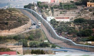 Un intento de salto a la valla de Melilla en una imagen de mayo de 2021.