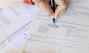 Una mujer señala el valor de mercado de una escritura de compraventa de una hipoteca, a 30 de mayo de 2022, en Madrid (España).