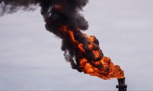 Chimenea del gas excedente que se quema en el parque industrial de petróleo y petroquímicos José Antonio Anzoátegui en Venezuela.