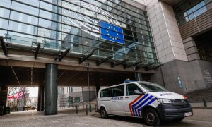 Un vehículo de la Policía frente al Parlamento Europeo, en Bruselas.