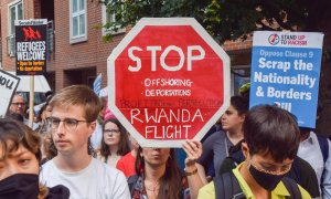 Imagen de archivo de una manifestación en Londres contra los planes del Gobierno conservador de enviar solicitantes de asilo a Ruanda.