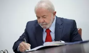 Lula da Silva firmando el paquete económico del Gobierno brasileño en Brasilia a doce de enero de 2023