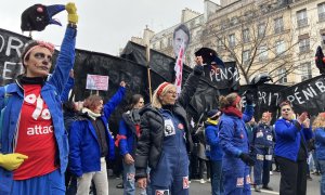 Los miembros del sindicalista Lou Chenier participan en una protesta con otros activistas contra los planes de pensiones del gobierno francés.