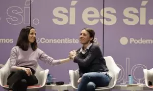 Las ministras de Igualdad, Irene Montero, y la secretaria general de Unidas Podemos, Ione Belarra,  en el acto "¿Consentiste o no? Solo sí es sí" a 5 de febrero de 2023