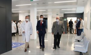 El presidente de la Junta, Juanma Moreno, en un centro de salud de Almería. Archivo.