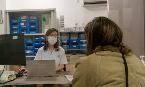 Una trabajadora del Hospital Clínic de Barcelona atiende a una paciente en el punto de consulta.