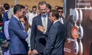 (I-D) El presidente del Gobierno, Pedro Sánchez; el Rey Felipe VI y el CEO de Airbus España, Guillaume Faury, durante el acto central conmemorativo de la creación de Construcciones Aeronáuticas S.A. y de su planta de Getafe. E.P./A. Pérez Meca