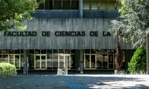 Entrada a la Facultad de Ciencias de la Información de la Universidad Complutense de Madrid, a 9 de agosto de 2019.