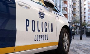 Un coche de la Policía Local de Logroño durante el primer día de reapertura de la hostelería en la ciudad, en Logroño, a 29 de noviembre de 2020.