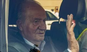 El rey emérito Juan Carlos I saluda a su llegada al domicilio de su amigo y anfitrión Pedro Campos en Sanxenxo.