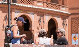 Tres mujeres toman un helado en las Ventas (Madrid), durante el primer día de alerta por una masa de aire subtropical que cruza la Península.