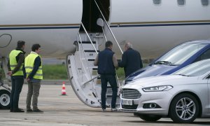 El rey emérito Juan Carlos I (d) coge el avión en el aeropuerto de Vitoria este martes tras haberse sometido a una revisión médica.