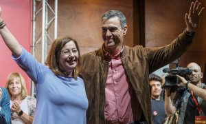 El presidente de Gobierno, Pedro Sánchez, junto a la presidenta del Govern balear y candidata, Francina Armengol participa este miércoles en un mitin del PSOE en la ciudad de Ibiza