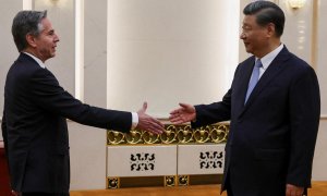 El secretario de Estado norteamericano, Antony Blinken, saluda al presidente chino, Xi Jinping, en Pekín. REUTERS/Leah Millis/Pool