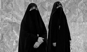 Dos mujeres vestidas con el tradicional abaya en el Santuario de Abas, en Kerbala (Irak).