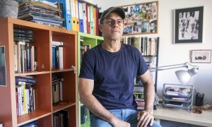 Yezid Arteta, en su casa de Barcelona a pocos días de viajar a Colombia donde será uno de los 11 miembros de la comisión de paz que negociará con las disidencias de las FARC del autodenominado Estado Mayor Central