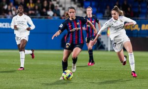 Aitana Bonmatí conduce el balón en un partido de liga contra el Real Madrid.