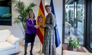 Nadia Calviño saluda a la vicepresidenta y comisaria de Competencia de la Comisión Europea, Margrethe Vestager, a 18 de noviembre de 2022, en Madrid.