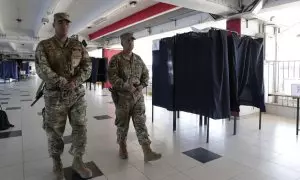 Militares chilenos custodian un centro de votación en Santiago, Chile, a 16/12/2023
