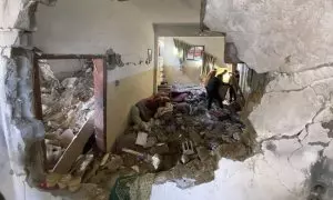 Varias personas buscan heridos entre los escombros de una casa atacada por el Ejército israelí.