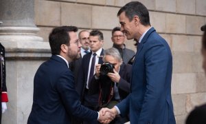 Pedro Sánchez y Pere Aragonès se saludan a su llegada a una reunión en el Palau de la Generalitat, a 21 de diciembre de 2023, en Barcelona.