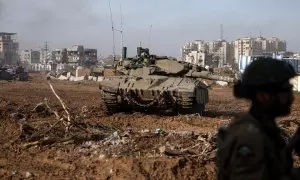 10/01/24-Un soldado israelí observa desde un tanque mientras los soldados israelíes operan, en medio del conflicto en curso entre Israel y Palestina, en Gaza, el 8 de enero de 2024.