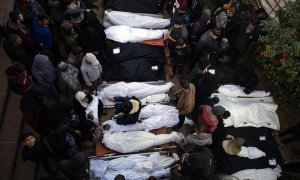 Familiares de víctimas de un bombardeo israelí en Jan Yunis, suroeste de Gaza, lloran junto a los cuerpos de sus seres queridos, a 7 de enero de 2024.