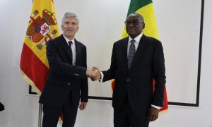 El ministro del Interior, Fernando Grande Marlaska, saludo a su homólogo senegalés,  Sidiki Kaba, durante una visita a Dakar, a 30 de octubre de 2023.