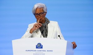 La presidenta del BCE, Christine Lagarde, durante la rueda de prensa posterior a la reunión del Consejo de Gobierno de la entidad, en su sede en Fráncfort. REUTERS/Kai Pfaffenbach