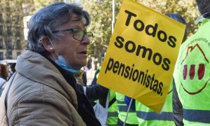Una mujer sostiene un cartel en una manifestación para exigir una mejora de las pensiones, en noviembre de 2022, en Madrid. E.P./Gustavo Valiente