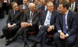 El presidente de El Corte Inglés, Dimas Gimeno, conversa con el de La Caixa, Isidre Fainé, el del BBVA, Francisco González, y el de ACS, Florentino Pérez, en el acto de presentación de la nueva Cámara de Comercio de España.