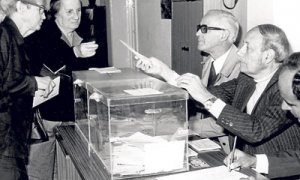 Dos señoras votan en Tenerife durante la jornada electoral de 1979. -EFE