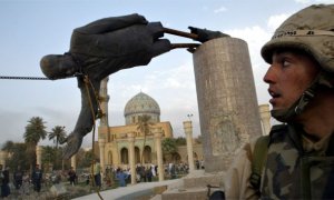 Un marine observa el derribo de la estatua de Saddam Hussein en Bagdad, el 9 de abril de 2003, 20 días después del inicio de la invasión.