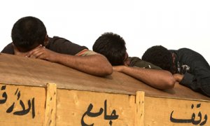 Los hermanos de una víctima de la violencia lloran su muerte en Bagdad en 2006. - AP