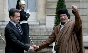 El líder libio, Muamar el Gadafi (dcha.), es recibido por el presidente francés, Nicolas Sarkozy, en el palacio del Elíseo.