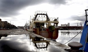 Un pesquero permanece amarrado hoy en el puerto de Santander durante una jornada en la que el 80% de la flota cántabra no ha salido a faenar ante la subida del precio de los carburantes.