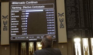 Vista de una pantalla de la Bolsa de Madrid que muestra información bursátil del Banco Santander y otras empresas. EFE/Kiko Huesca