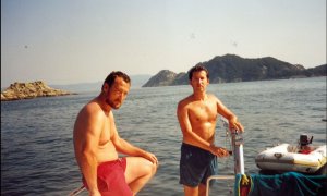 El contrabandista Marcial Dorado Baúlde (izquierda) y Alberto Núñez Feijóo, en un barco del primero en el verano de 1995, entre Baiona y las islas Cíes, en la ría de Vigo, en una foto publicada por 'El País'.