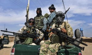 Agentes de la policía afgana patrullan el distrito de Ghorian, Afganistán. Un grupo de 200 insurgentes talibanes perpetró un ataque contra las fuerzas de seguridad de la provincia, en un intento de tomar el control del área. EFE/Jalil Rezaye